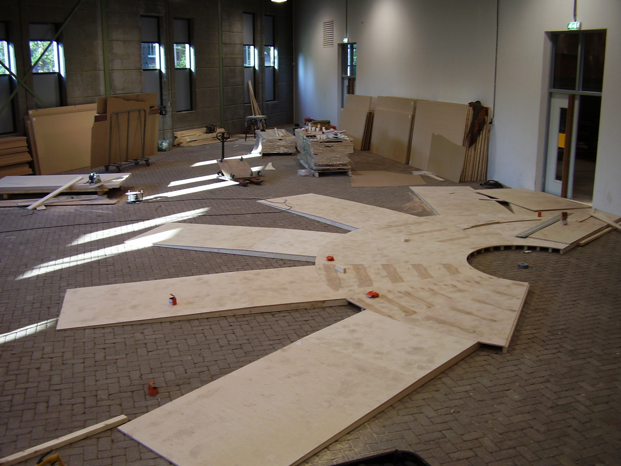 Opbouwen tentoonstelling in spoorwegmuseum. Aannemer Urbanizer